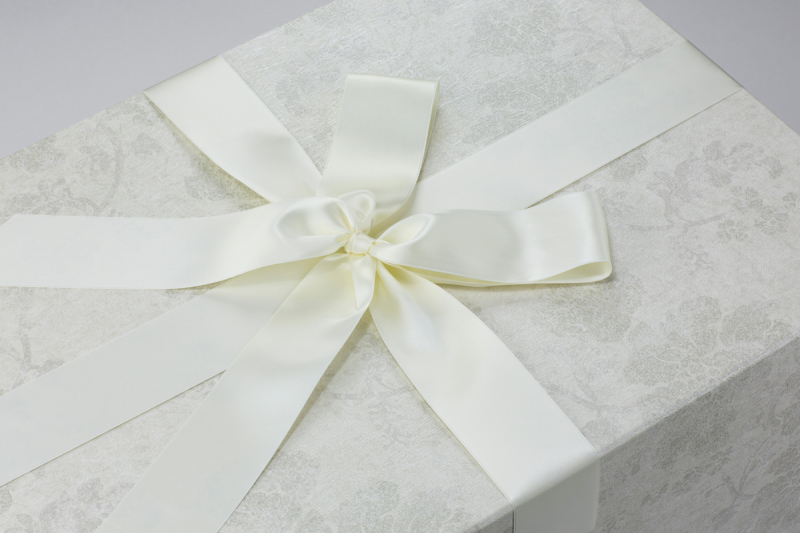 Die Accessoires-Boxen Silver Flowers werden mit einem wunderschönen Satinband kombiniert.